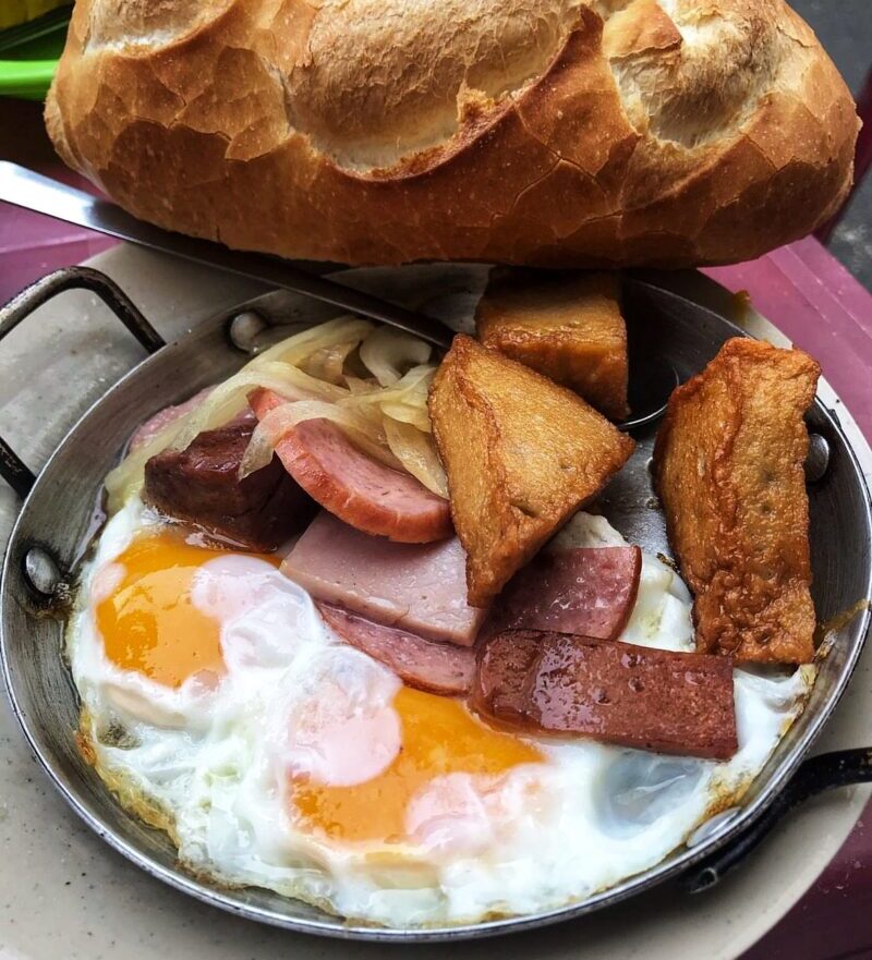 Banh Mi Op La breakfast platter
