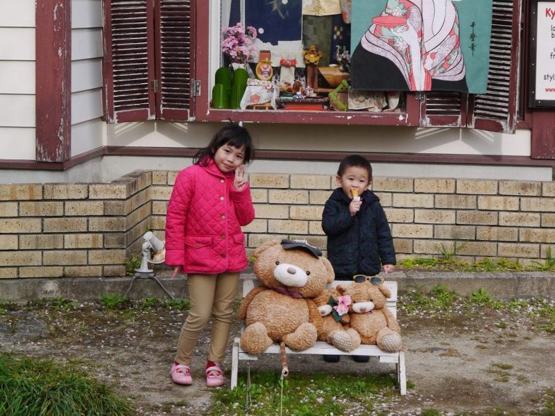 Kids posting in front of boutique in Philosopher Path