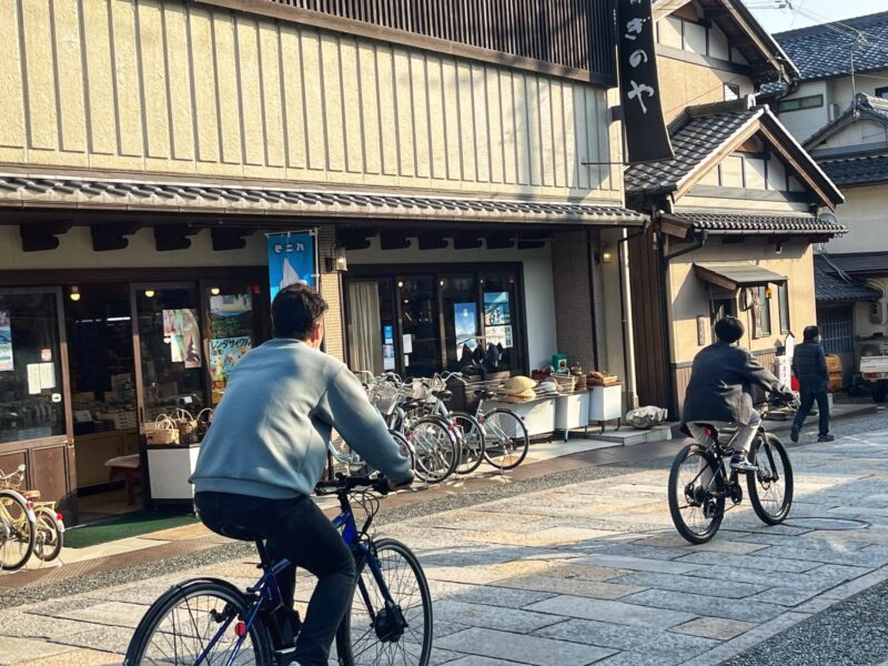 Cross the Amanohashidate sandbar by rental bike