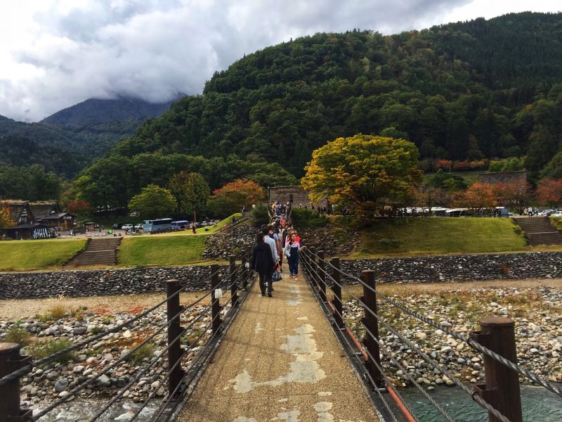 Cross the Deai-bashi Bridge