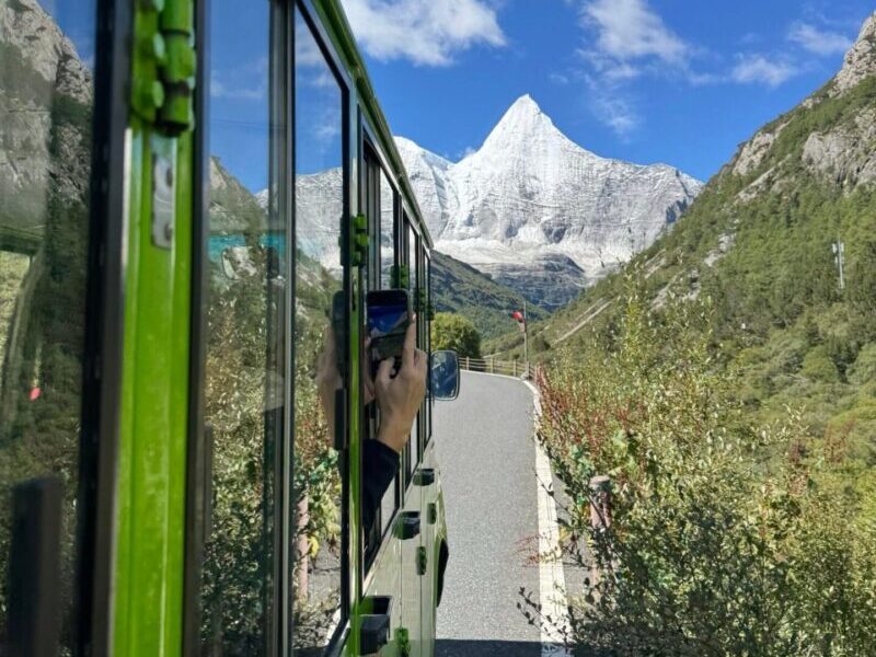 Daocheng Yading itinerary - Taking Electric Sightseeing Bus
