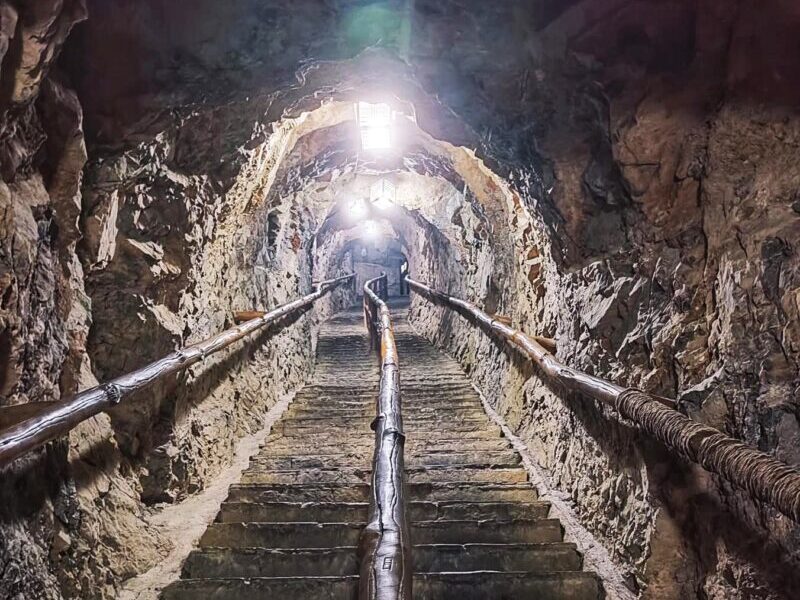 Enter the Longshuixia Fissure Gorge Scenic Area