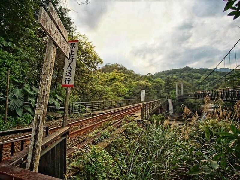 From Shifen Old Street walk to Shifen Waterfall