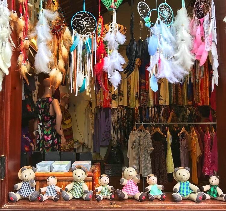 Hoi An Travel Guide - Shop for Local Handicrafts