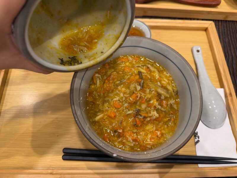 How To Eat - Pour crab roe into the Rice