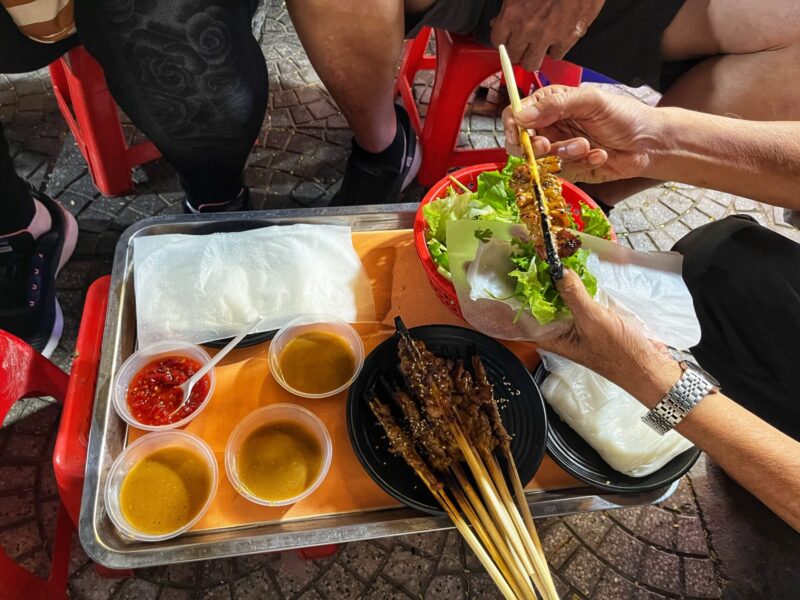 How To Eat the Banh Uot Thit Nuong