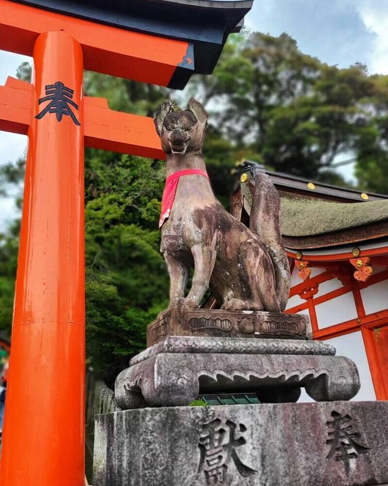 Inari foxes statues kitsune
