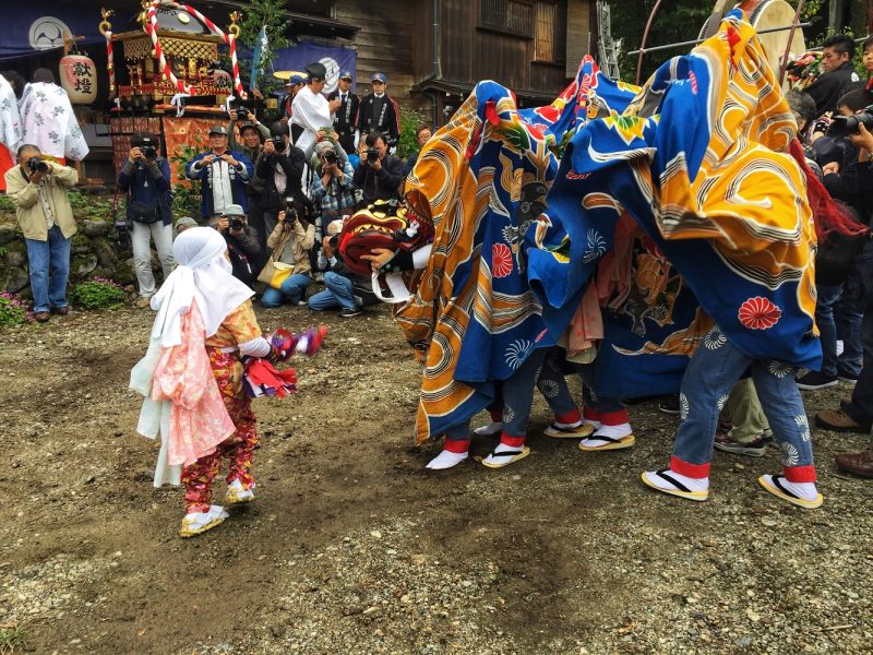 Kids Fighting With Shishimai