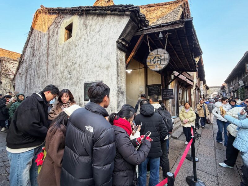 Long Queue at Qiao Li Qiao Shaobing Shop