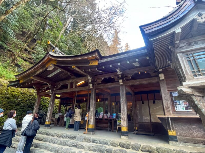 Pray at Kifune-jinja Shrine