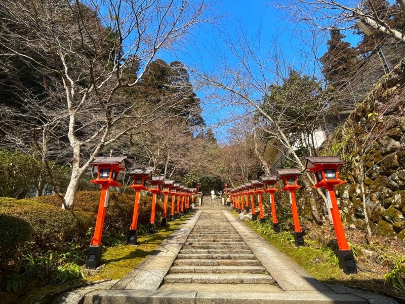 Red lantern with stone steps after Niomon gate