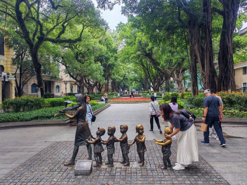Relaxing Stroll at Shamian Island