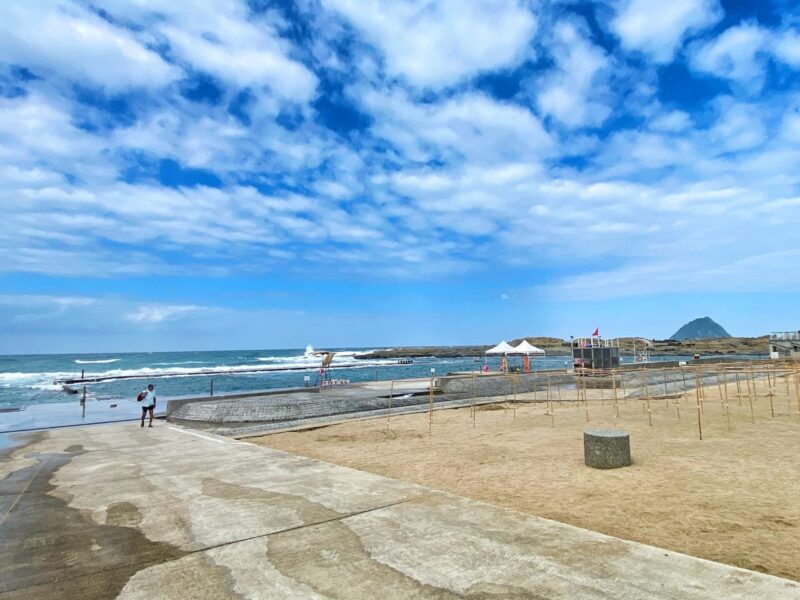 Stroll along coast at Heping Island Park