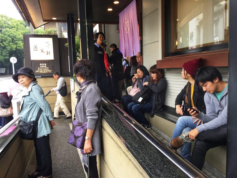 The waiting queue to try the Hitsumabushi from Atsuka Houraiken