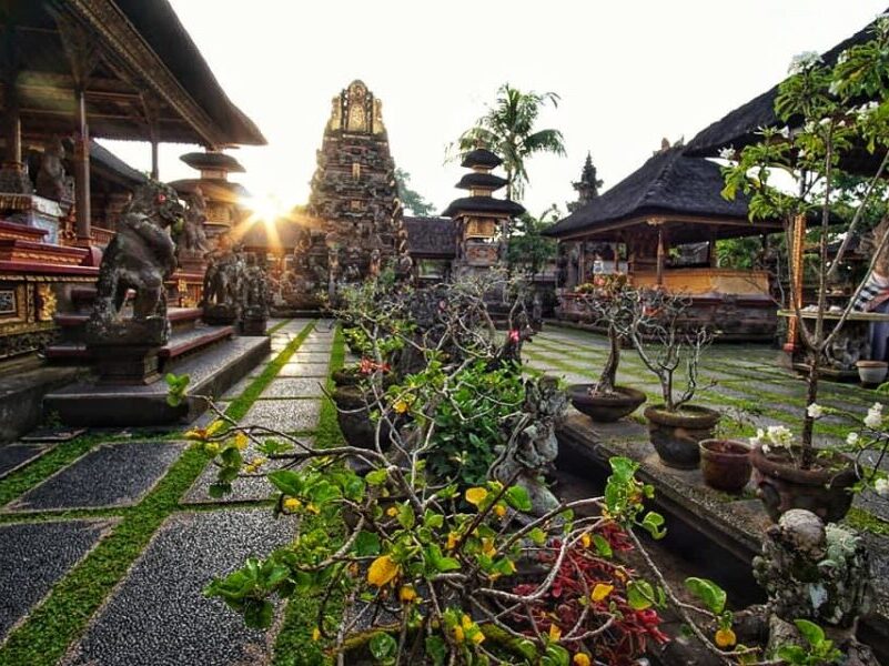 Visit Ubud Palace and Pura Taman Saraswati
