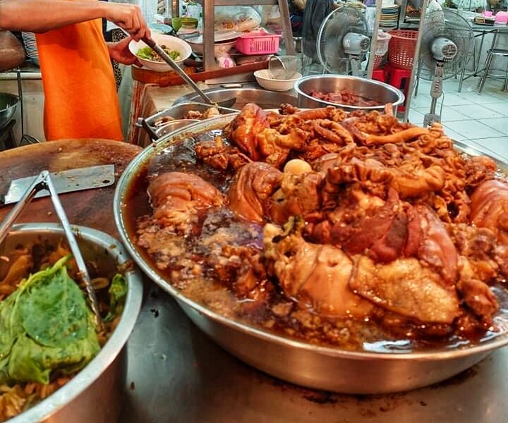 What To Eat in Bangkok - Sirichai Pork Leg & Seafood