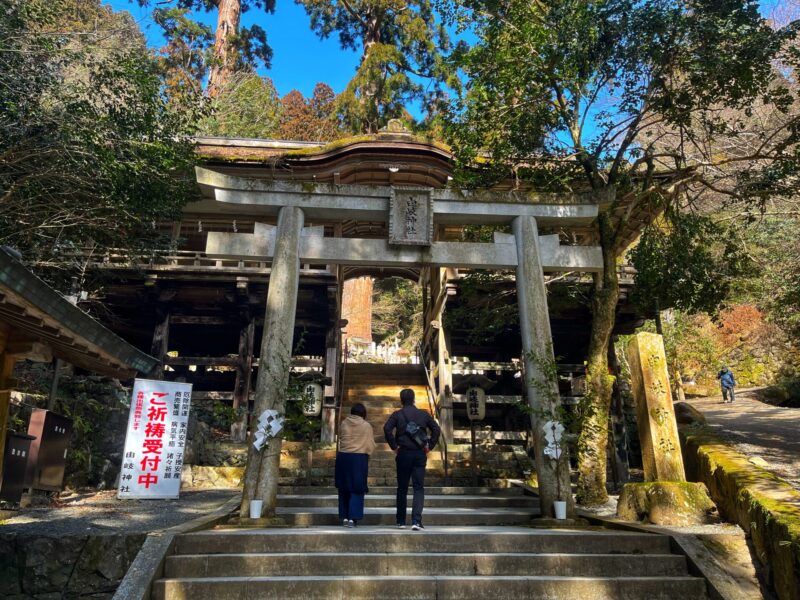 Wooden gatehouse Yuki Shrine
